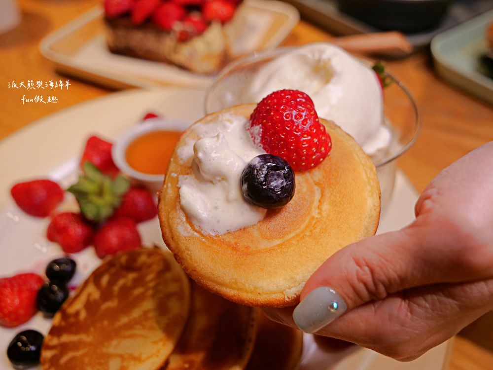 三筋-南投1號店︱草屯戀冬之夜，今年聖誕就相約三筋南投1號店尋找寶石戒指，品味爆滿起司焗烤豬排、草莓鬆餅、草莓提拉米蘇等期間限定餐點，享受最浪漫的莓好食刻!!@合作體驗