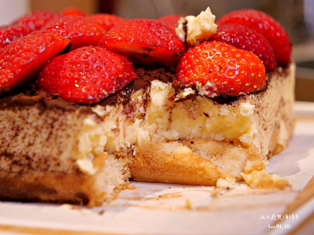 三筋-南投1號店︱草屯戀冬之夜，今年聖誕就相約三筋南投1號店尋找寶石戒指，品味爆滿起司焗烤豬排、草莓鬆餅、草莓提拉米蘇等期間限定餐點，享受最浪漫的莓好食刻!!@合作體驗