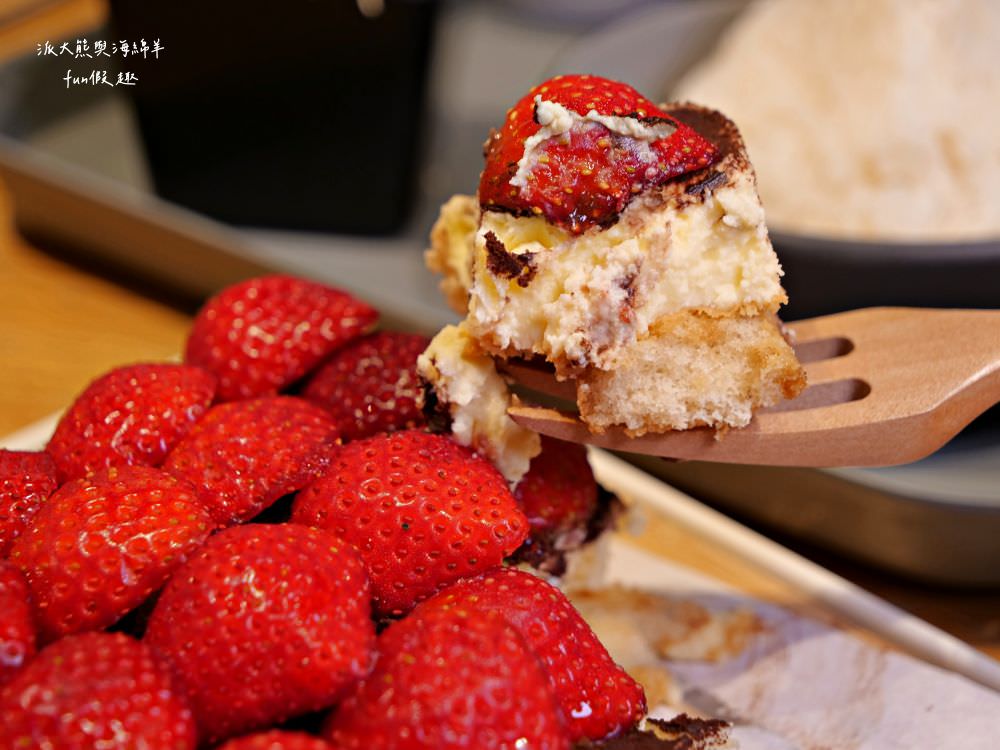 三筋-南投1號店︱草屯戀冬之夜，今年聖誕就相約三筋南投1號店尋找寶石戒指，品味爆滿起司焗烤豬排、草莓鬆餅、草莓提拉米蘇等期間限定餐點，享受最浪漫的莓好食刻!!@合作體驗