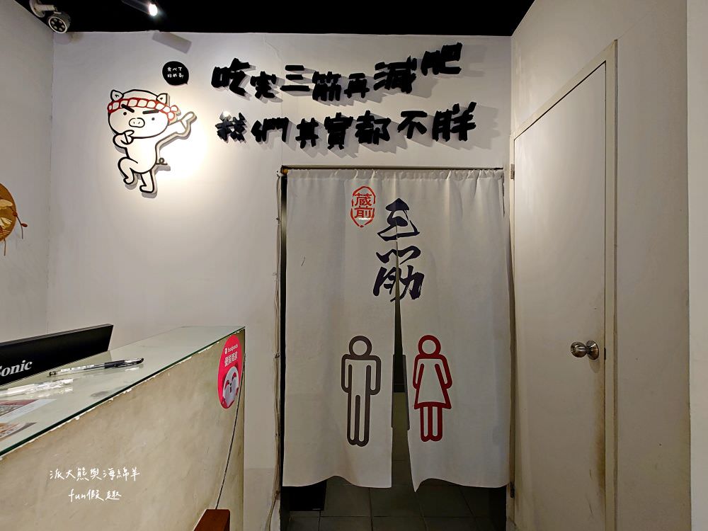 三筋-南投1號店︱草屯戀冬之夜，今年聖誕就相約三筋南投1號店尋找寶石戒指，品味爆滿起司焗烤豬排、草莓鬆餅、草莓提拉米蘇等期間限定餐點，享受最浪漫的莓好食刻!!@合作體驗