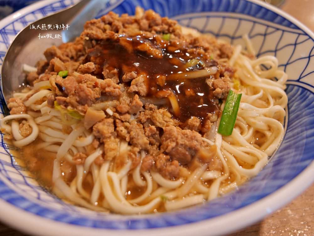 老何麵担︱傳承2代的南投在地麵館,溫馨舒適的用餐環境,招牌南投意麵不加鹼,讓大家享受美食之餘也能健康無負擔,推薦必點抄手與滷味切盤!!! - 第13張圖 老何麵担︱傳承2代的南投在地麵館,溫馨舒適的用餐環境,招牌南投意麵不加鹼,讓大家享受美食之餘也能健康無負擔,推薦必點抄手與滷味切盤!!!