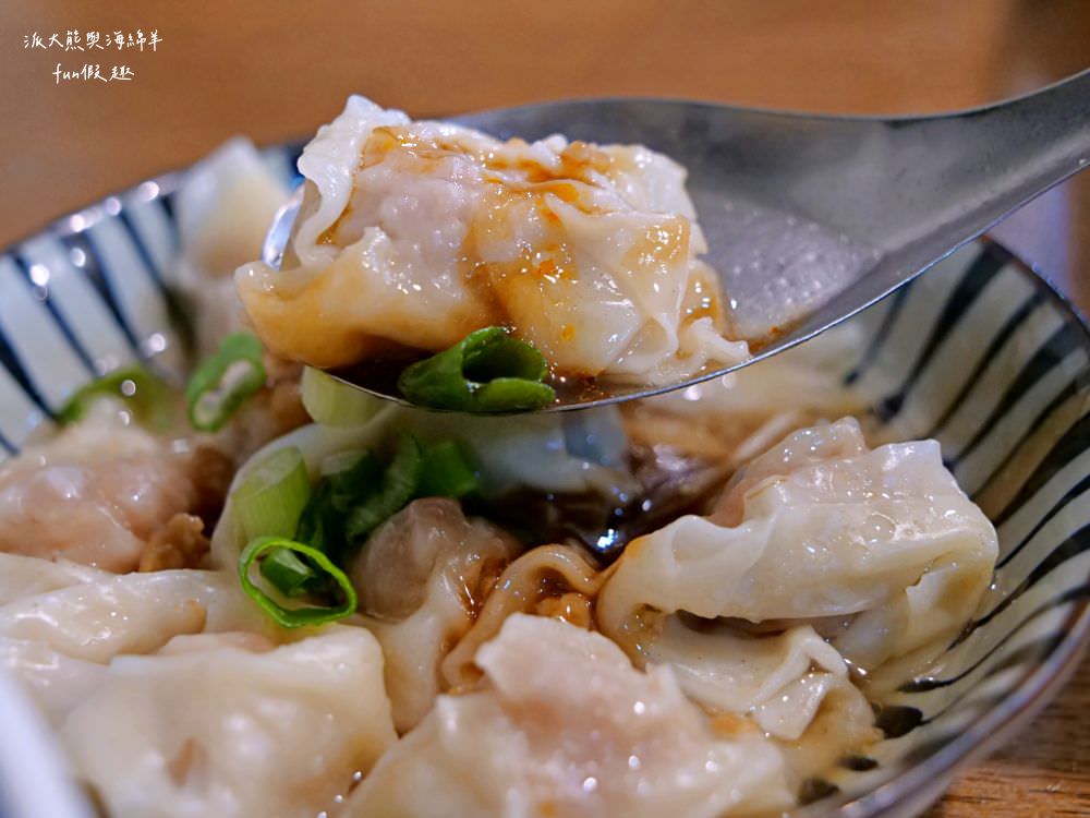 老何麵担︱傳承2代的南投在地麵館，溫馨舒適的用餐環境，招牌南投意麵不加鹼，讓大家享受美食之餘也能健康無負擔，推薦必點抄手與滷味切盤!!!