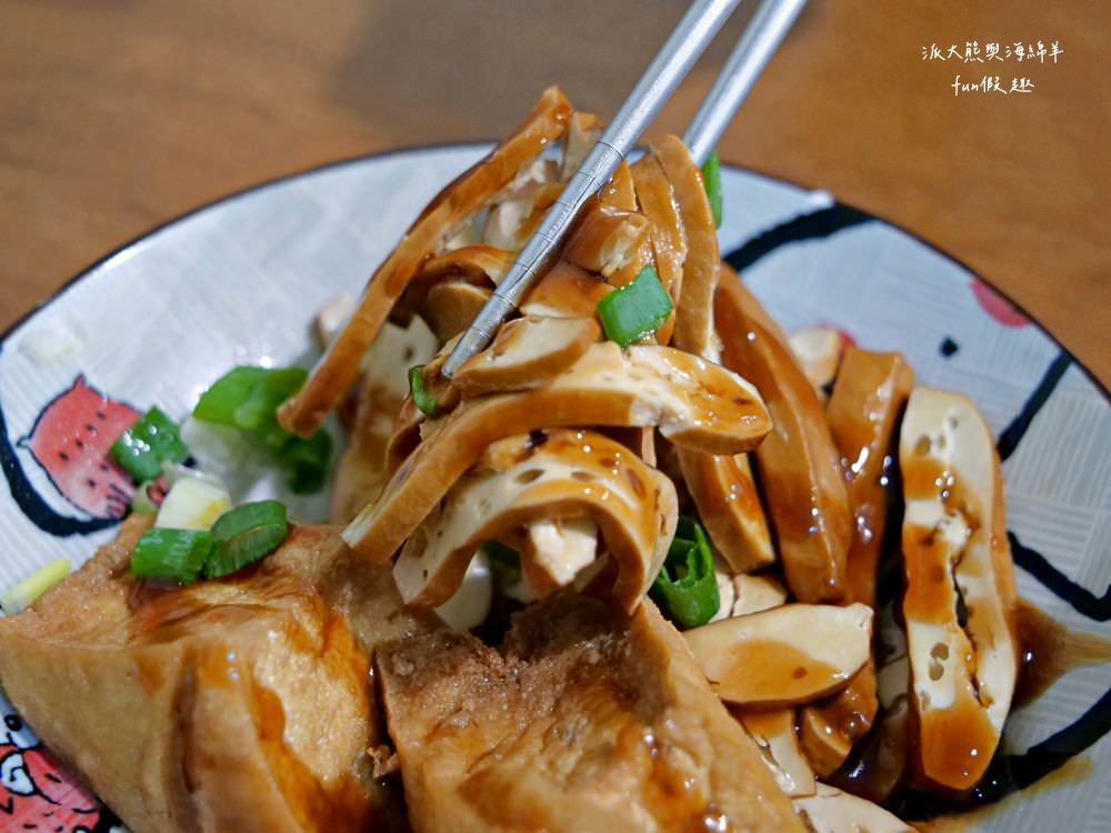 老何麵担︱傳承2代的南投在地麵館，溫馨舒適的用餐環境，招牌南投意麵不加鹼，讓大家享受美食之餘也能健康無負擔，推薦必點抄手與滷味切盤!!!