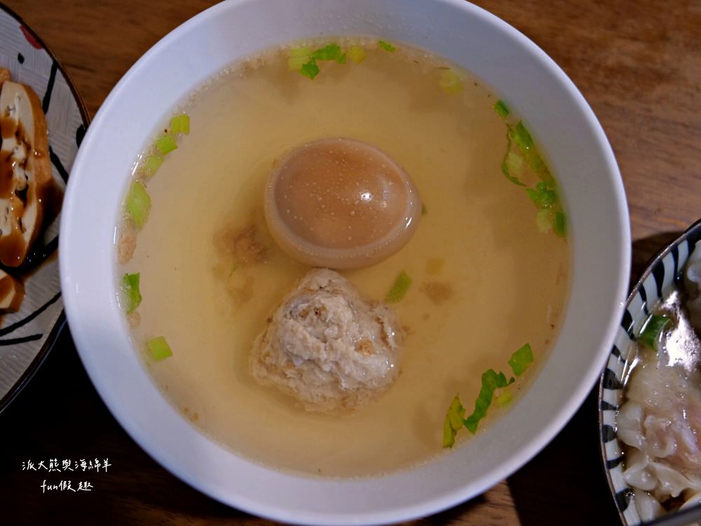 老何麵担︱傳承2代的南投在地麵館，溫馨舒適的用餐環境，招牌南投意麵不加鹼，讓大家享受美食之餘也能健康無負擔，推薦必點抄手與滷味切盤!!!