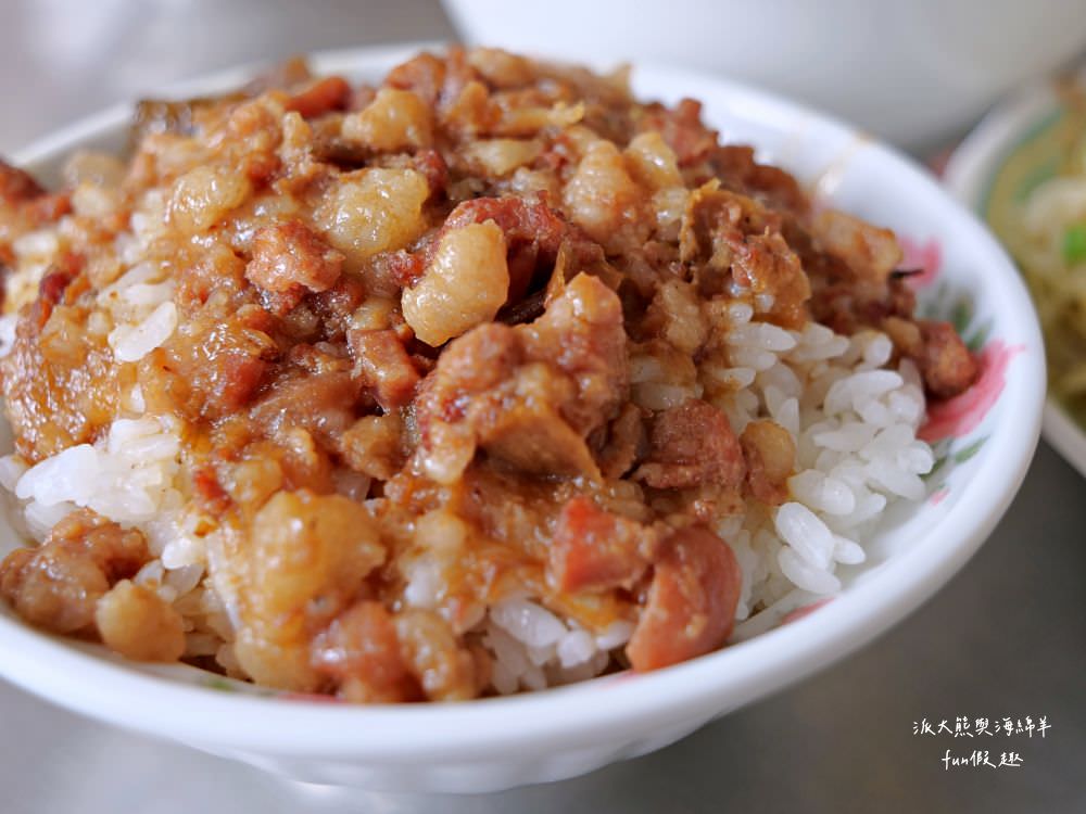 葉家意麵老店-南陽店︱屹立南投市南陽市場數十年的南投意麵，餐點美味份量大，是充滿在地特色的傳統日常早午餐～位址是921重建後，葉家意麵有2家，目前連孫輩都也在幫忙囉!