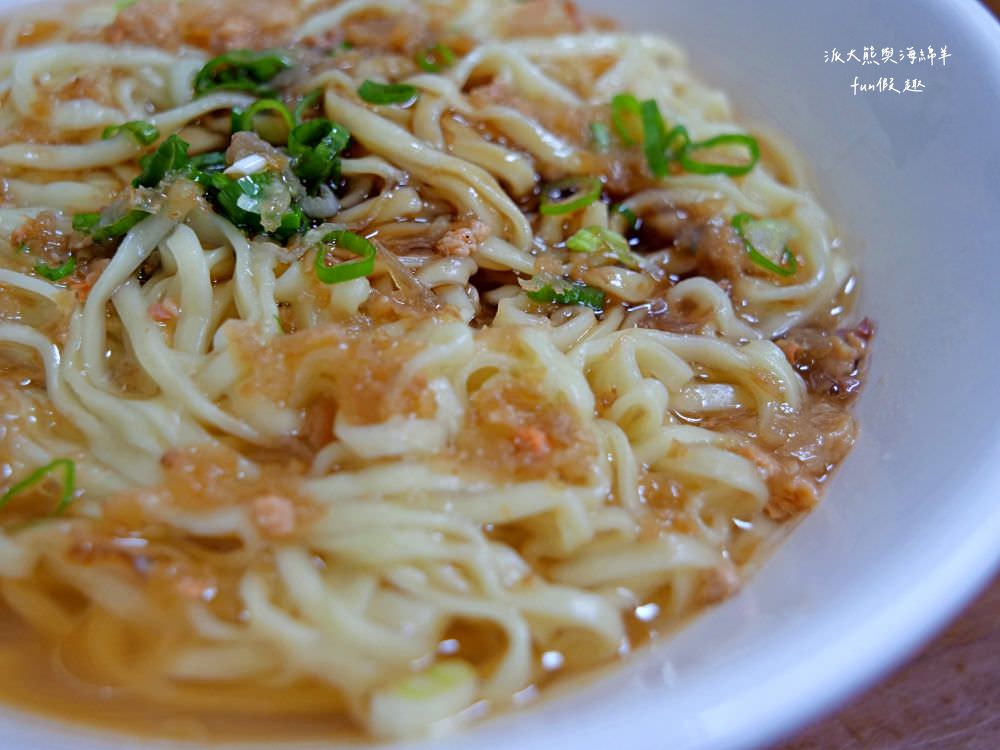 阿財意麵︱晚間限定的老字號南投意麵店，來碗南投意麵搭配祖傳肉丸，香濃簡樸好滋味無法擋～當然還有每日限量滷肉飯、豬皮、舌邊肉及骨頭肉都是不可錯過必點美食!!! 晚上5點開始營業!