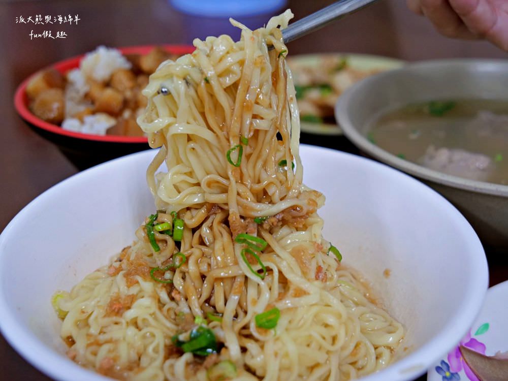 阿財意麵︱晚間限定的老字號南投意麵店，來碗南投意麵搭配祖傳肉丸，香濃簡樸好滋味無法擋～當然還有每日限量滷肉飯、豬皮、舌邊肉及骨頭肉都是不可錯過必點美食!!! 晚上5點開始營業!