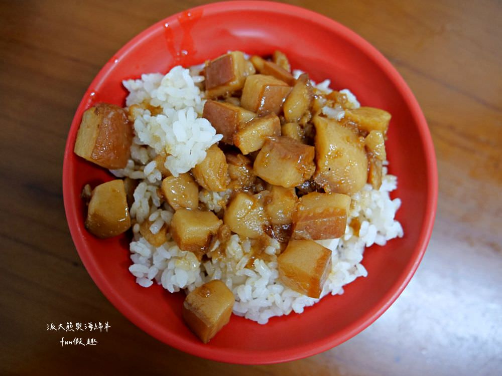 阿財意麵︱晚間限定的老字號南投意麵店，來碗南投意麵搭配祖傳肉丸，香濃簡樸好滋味無法擋～當然還有每日限量滷肉飯、豬皮、舌邊肉及骨頭肉都是不可錯過必點美食!!! 晚上5點開始營業!