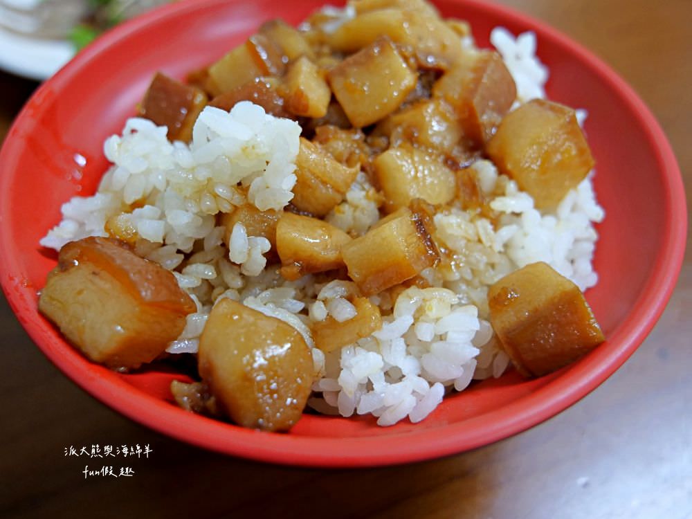 阿財意麵︱晚間限定的老字號南投意麵店，來碗南投意麵搭配祖傳肉丸，香濃簡樸好滋味無法擋～當然還有每日限量滷肉飯、豬皮、舌邊肉及骨頭肉都是不可錯過必點美食!!! 晚上5點開始營業!