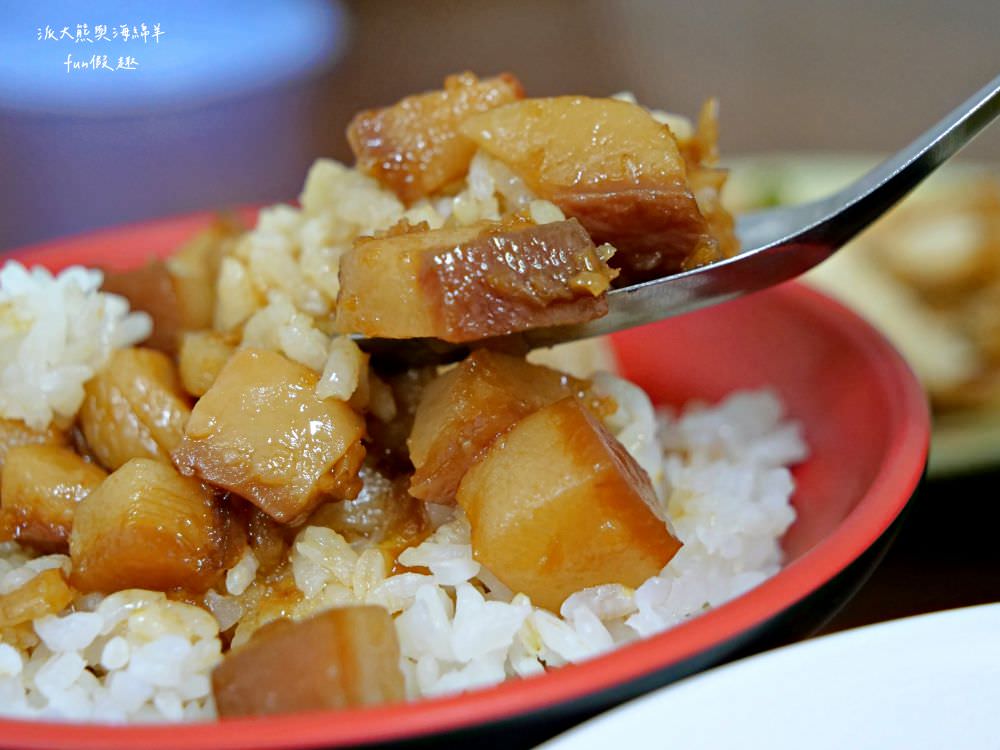 阿財意麵︱晚間限定的老字號南投意麵店，來碗南投意麵搭配祖傳肉丸，香濃簡樸好滋味無法擋～當然還有每日限量滷肉飯、豬皮、舌邊肉及骨頭肉都是不可錯過必點美食!!! 晚上5點開始營業!