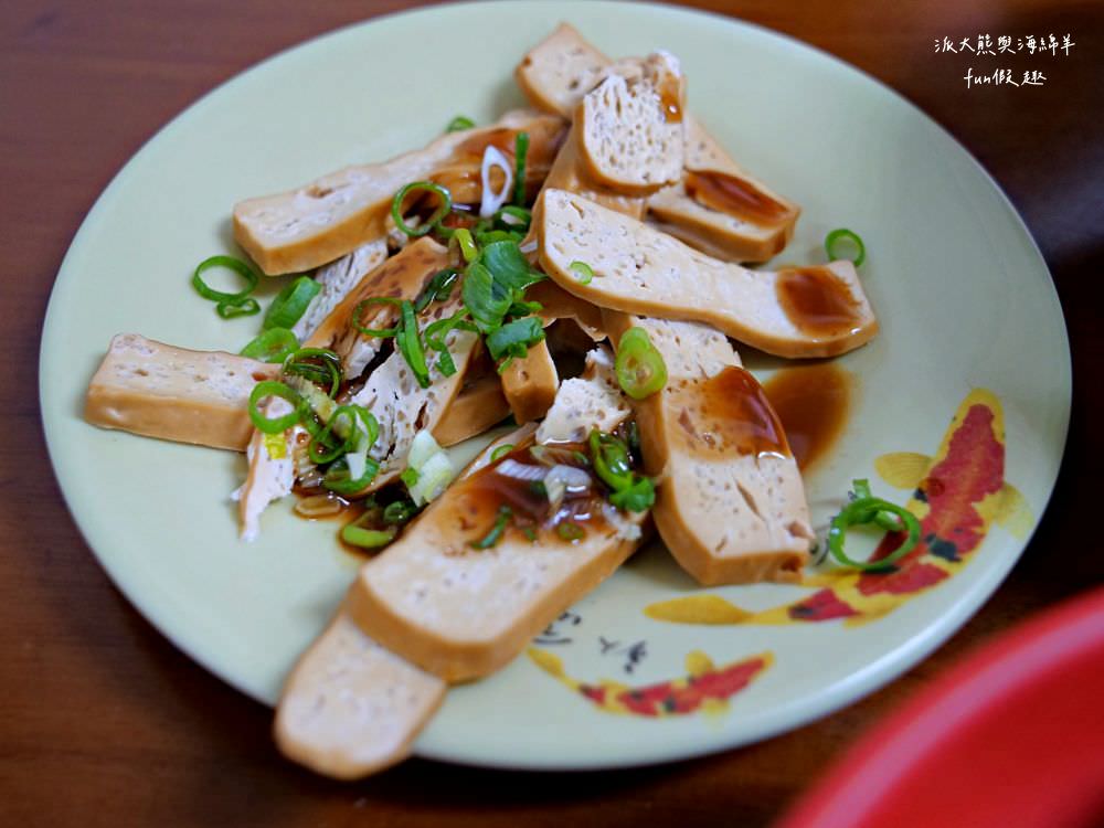 阿財意麵︱晚間限定的老字號南投意麵店，來碗南投意麵搭配祖傳肉丸，香濃簡樸好滋味無法擋～當然還有每日限量滷肉飯、豬皮、舌邊肉及骨頭肉都是不可錯過必點美食!!! 晚上5點開始營業!