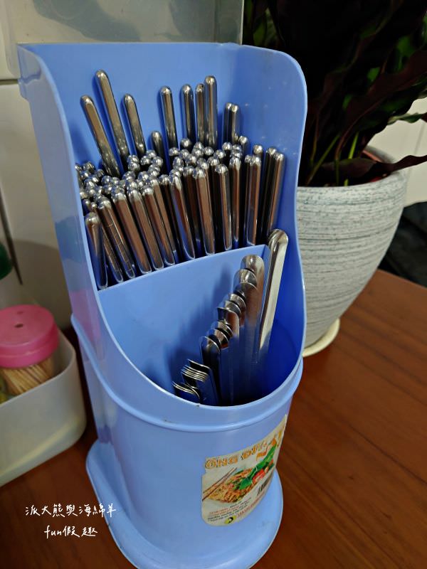 阿財意麵︱晚間限定的老字號南投意麵店，來碗南投意麵搭配祖傳肉丸，香濃簡樸好滋味無法擋～當然還有每日限量滷肉飯、豬皮、舌邊肉及骨頭肉都是不可錯過必點美食!!! 晚上5點開始營業!