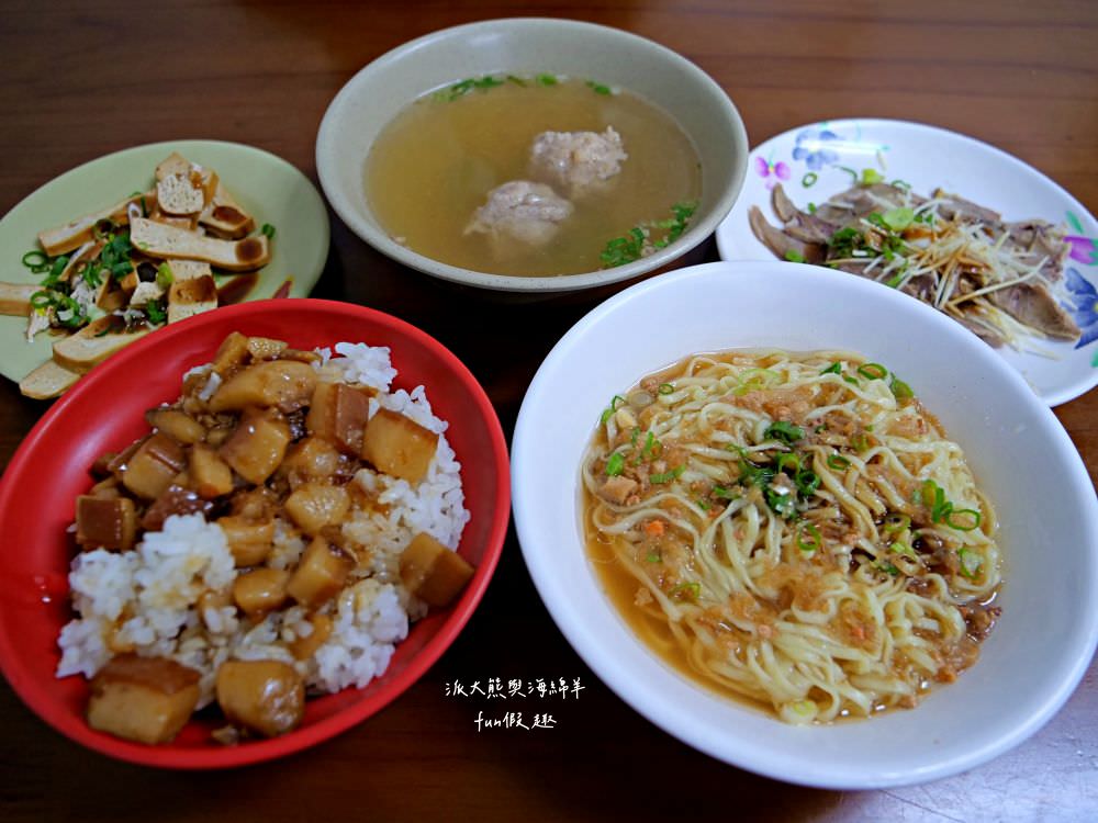 阿財意麵︱晚間限定的老字號南投意麵店，來碗南投意麵搭配祖傳肉丸，香濃簡樸好滋味無法擋～當然還有每日限量滷肉飯、豬皮、舌邊肉及骨頭肉都是不可錯過必點美食!!! 晚上5點開始營業!