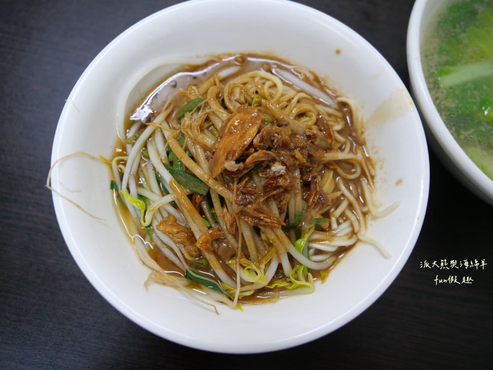 古早味海產麵︱臺北中山營業超過40年，鄰近捷運行天宮站的在地美食，香濃麻醬麵配碗新鮮蚵仔湯，就是令人懷念的簡樸好滋味～
