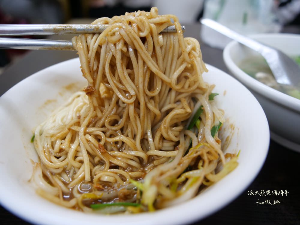 古早味海產麵︱臺北中山營業超過40年，鄰近捷運行天宮站的在地美食，香濃麻醬麵配碗新鮮蚵仔湯，就是令人懷念的簡樸好滋味～