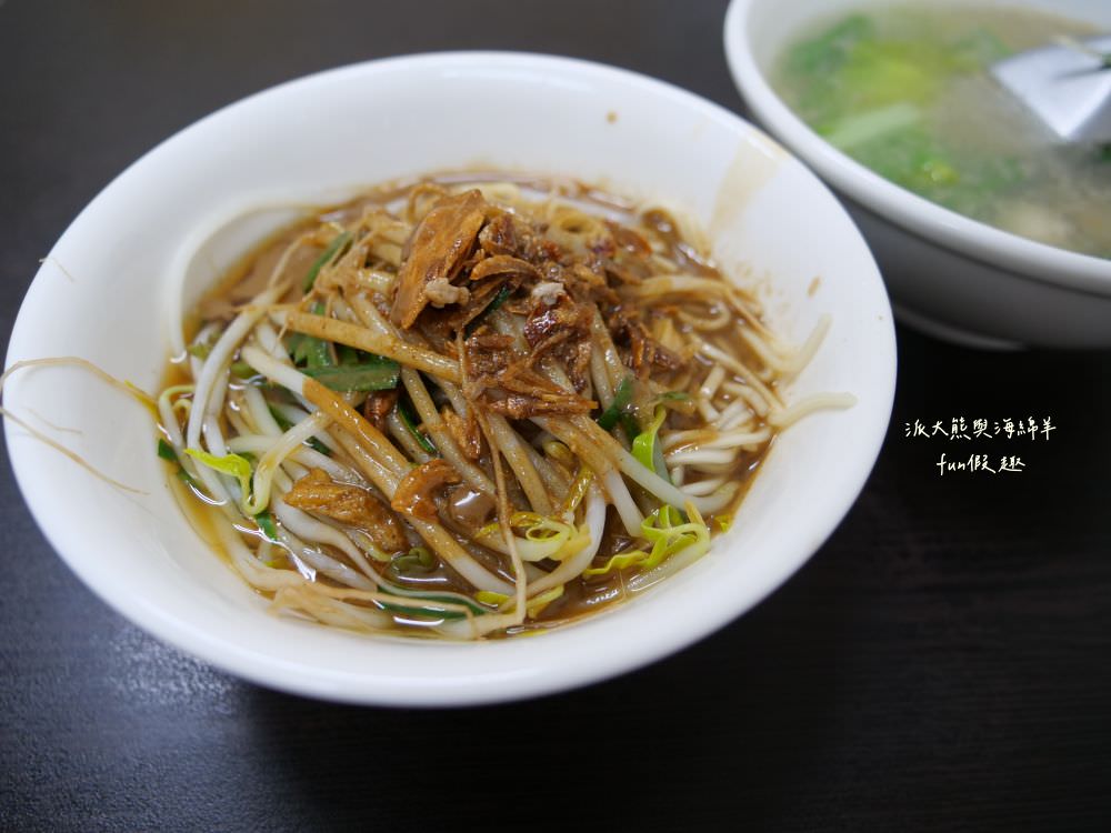 古早味海產麵︱臺北中山營業超過40年，鄰近捷運行天宮站的在地美食，香濃麻醬麵配碗新鮮蚵仔湯，就是令人懷念的簡樸好滋味～