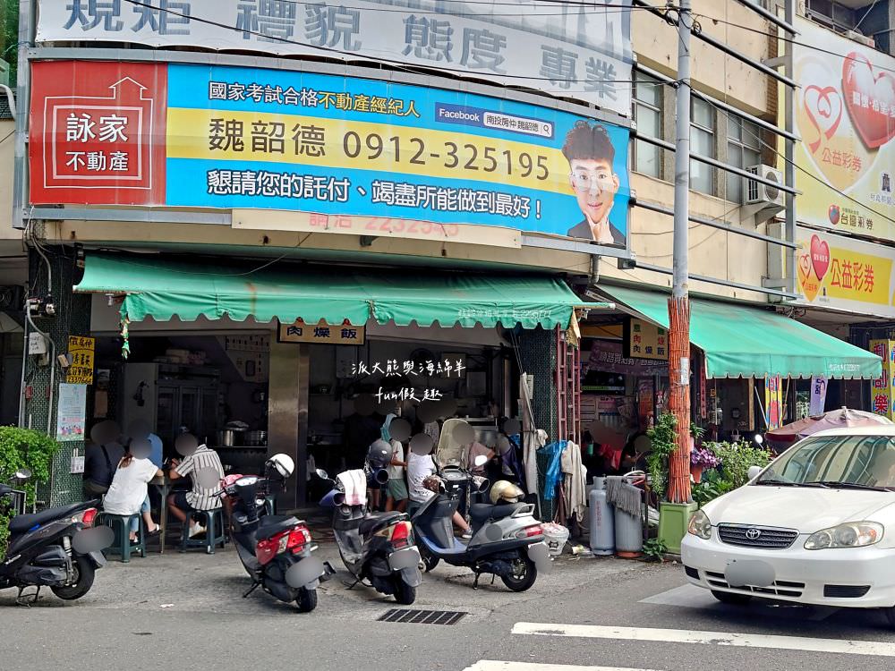 圓環意麵︱南投市中心圓環不可錯過的在地美食，南投意麵與肉湯的絕佳組合很可以! 在地鐵粉很支持，每到用餐時間總是人潮滿滿啊!! 內用找座位，外帶請排隊～早上6點開始營業!