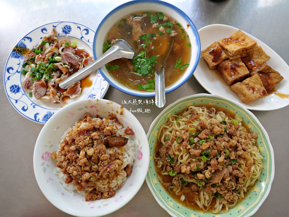 圓環意麵︱南投市中心圓環不可錯過的在地美食，南投意麵與肉湯的絕佳組合很可以! 在地鐵粉很支持，每到用餐時間總是人潮滿滿啊!! 內用找座位，外帶請排隊～早上6點開始營業!