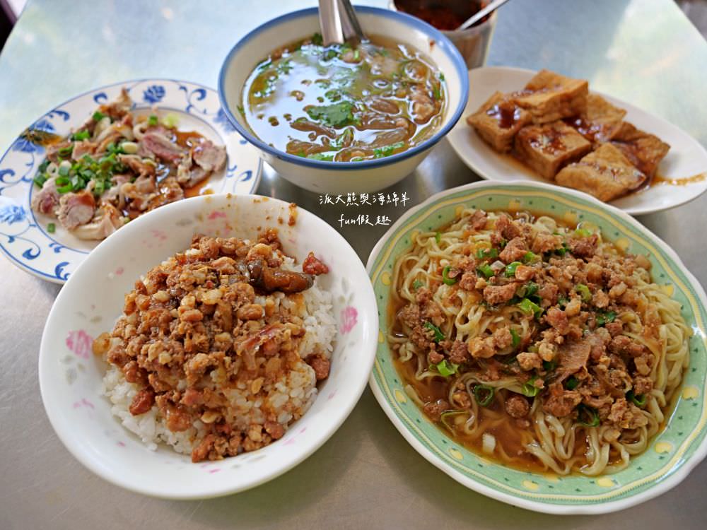 圓環意麵︱南投市中心圓環不可錯過的在地美食,南投意麵與肉湯的絕佳組合很可以! 在地鐵粉很支持,每到用餐時間總是人潮滿滿啊!! 內用找座位,外帶請排隊~早上6點開始營業! - 第14張圖 圓環意麵︱南投市中心圓環不可錯過的在地美食,南投意麵與肉湯的絕佳組合很可以! 在地鐵粉很支持,每到用餐時間總是人潮滿滿啊!! 內用找座位,外帶請排隊~早上6點開始營業!