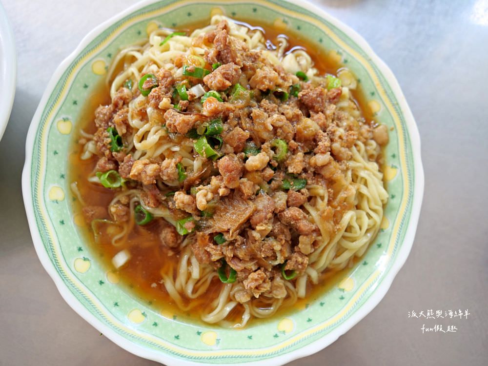 圓環意麵︱南投市中心圓環不可錯過的在地美食，南投意麵與肉湯的絕佳組合很可以! 在地鐵粉很支持，每到用餐時間總是人潮滿滿啊!! 內用找座位，外帶請排隊～早上6點開始營業!