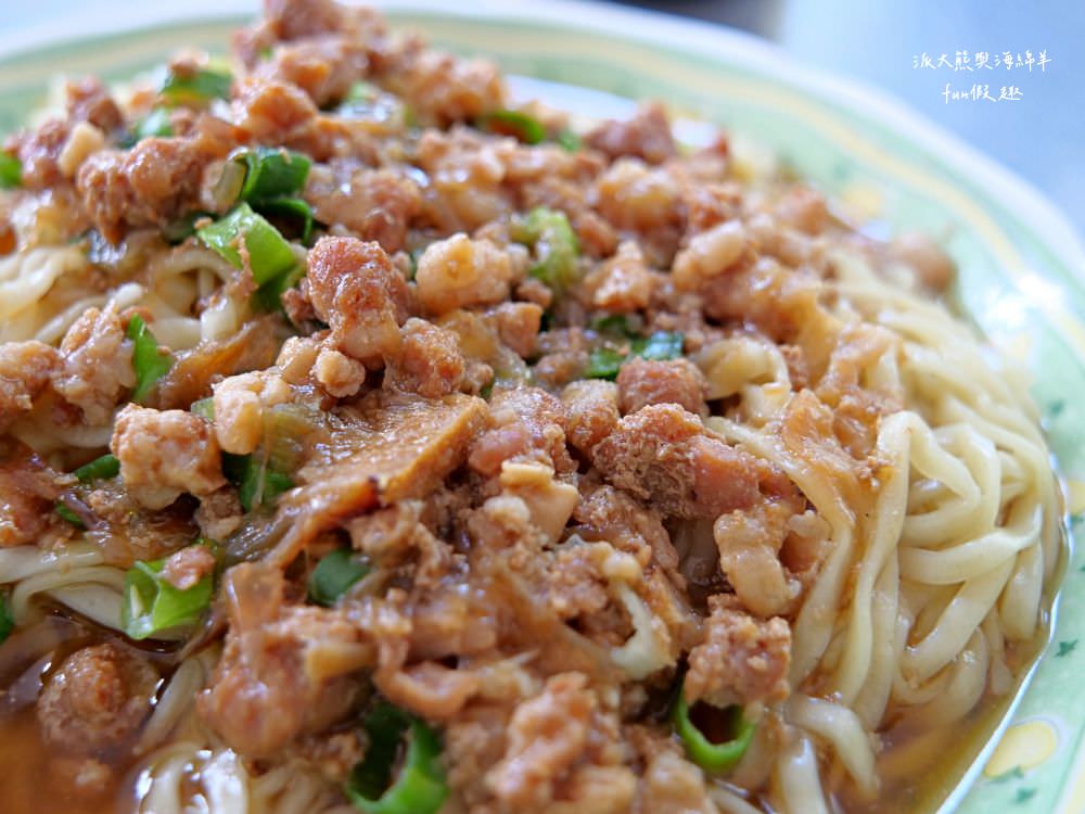 圓環意麵︱南投市中心圓環不可錯過的在地美食，南投意麵與肉湯的絕佳組合很可以! 在地鐵粉很支持，每到用餐時間總是人潮滿滿啊!! 內用找座位，外帶請排隊～早上6點開始營業!