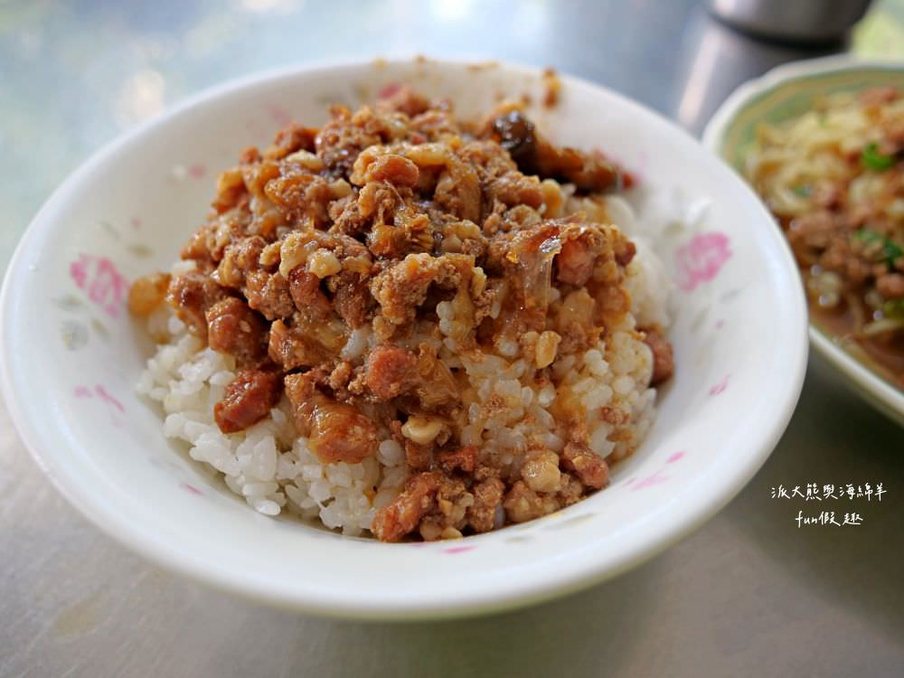 圓環意麵︱南投市中心圓環不可錯過的在地美食，南投意麵與肉湯的絕佳組合很可以! 在地鐵粉很支持，每到用餐時間總是人潮滿滿啊!! 內用找座位，外帶請排隊～早上6點開始營業!