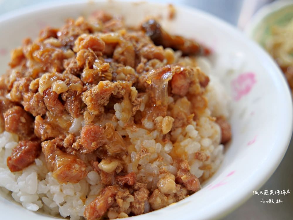 圓環意麵︱南投市中心圓環不可錯過的在地美食，南投意麵與肉湯的絕佳組合很可以! 在地鐵粉很支持，每到用餐時間總是人潮滿滿啊!! 內用找座位，外帶請排隊～早上6點開始營業!