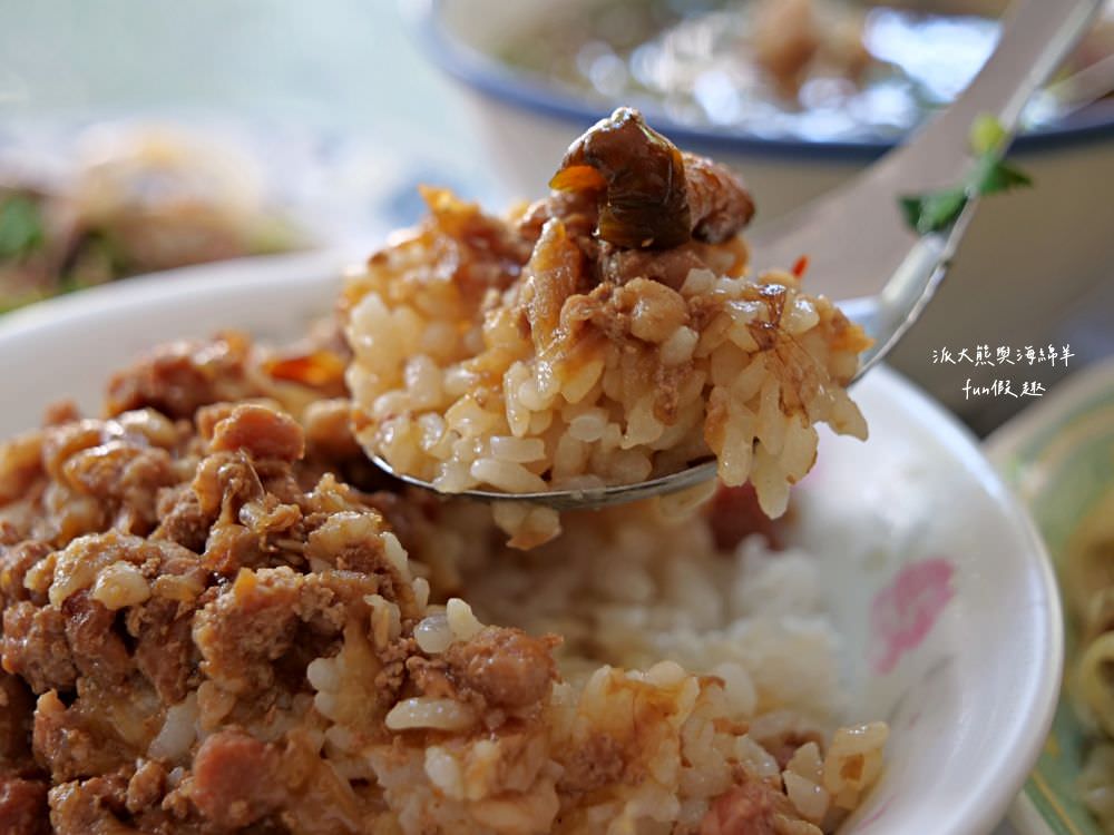 圓環意麵︱南投市中心圓環不可錯過的在地美食,南投意麵與肉湯的絕佳組合很可以! 在地鐵粉很支持,每到用餐時間總是人潮滿滿啊!! 內用找座位,外帶請排隊~早上6點開始營業! - 第22張圖 圓環意麵︱南投市中心圓環不可錯過的在地美食,南投意麵與肉湯的絕佳組合很可以! 在地鐵粉很支持,每到用餐時間總是人潮滿滿啊!! 內用找座位,外帶請排隊~早上6點開始營業!