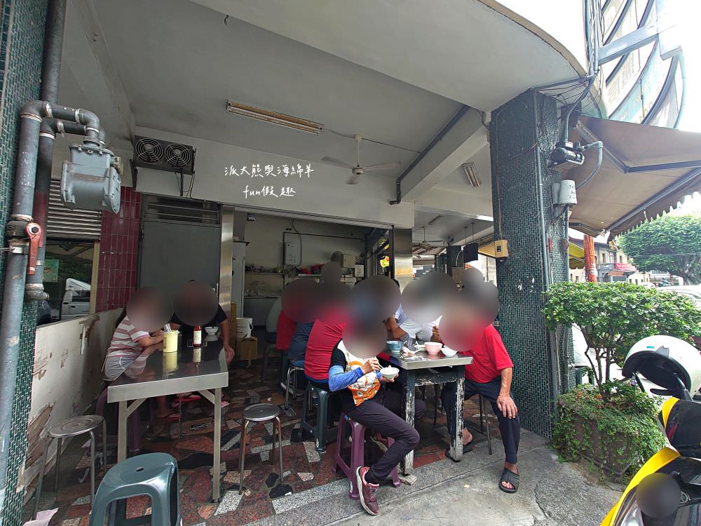 圓環意麵︱南投市中心圓環不可錯過的在地美食，南投意麵與肉湯的絕佳組合很可以! 在地鐵粉很支持，每到用餐時間總是人潮滿滿啊!! 內用找座位，外帶請排隊～早上6點開始營業!