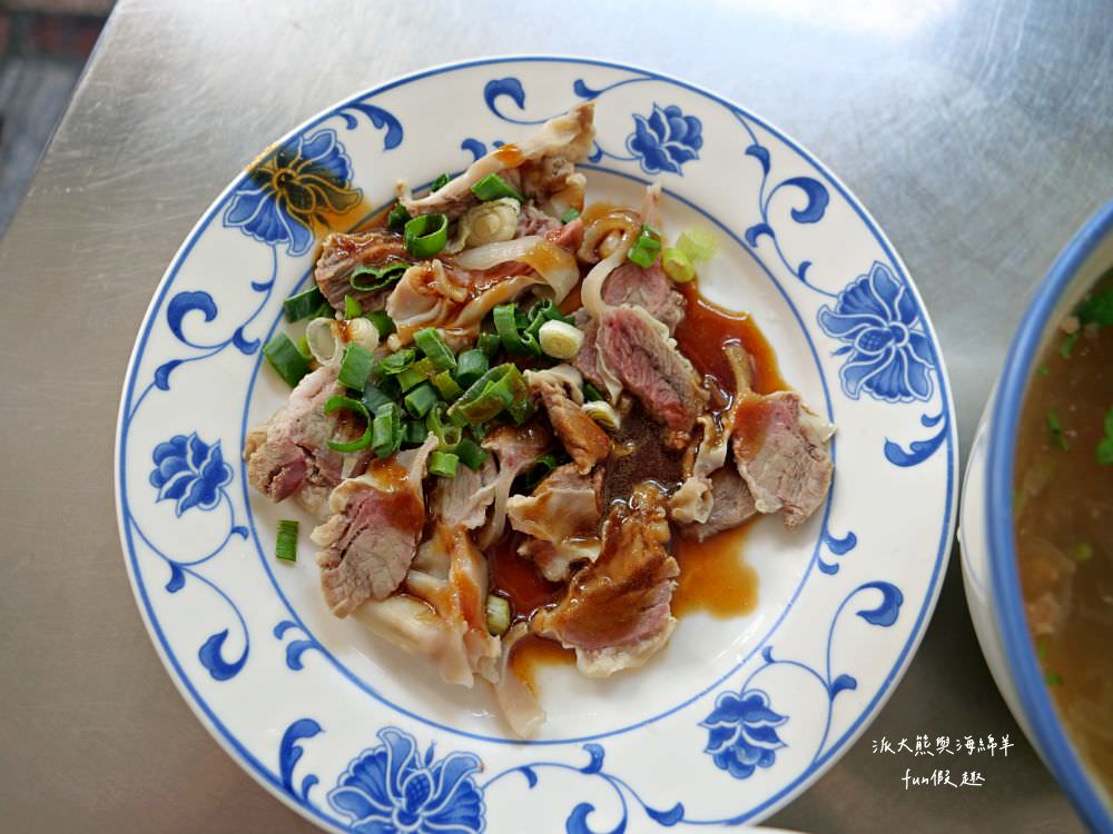 圓環意麵︱南投市中心圓環不可錯過的在地美食，南投意麵與肉湯的絕佳組合很可以! 在地鐵粉很支持，每到用餐時間總是人潮滿滿啊!! 內用找座位，外帶請排隊～早上6點開始營業!