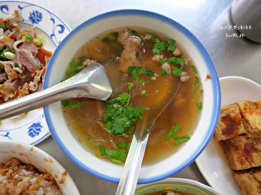 圓環意麵︱南投市中心圓環不可錯過的在地美食，南投意麵與肉湯的絕佳組合很可以! 在地鐵粉很支持，每到用餐時間總是人潮滿滿啊!! 內用找座位，外帶請排隊～早上6點開始營業!