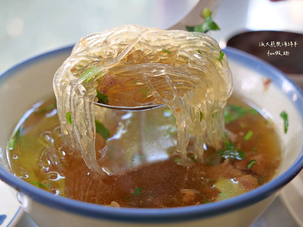 圓環意麵︱南投市中心圓環不可錯過的在地美食，南投意麵與肉湯的絕佳組合很可以! 在地鐵粉很支持，每到用餐時間總是人潮滿滿啊!! 內用找座位，外帶請排隊～早上6點開始營業!