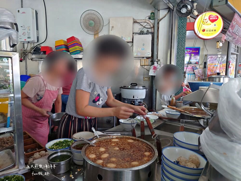 圓環意麵︱南投市中心圓環不可錯過的在地美食，南投意麵與肉湯的絕佳組合很可以! 在地鐵粉很支持，每到用餐時間總是人潮滿滿啊!! 內用找座位，外帶請排隊～早上6點開始營業!