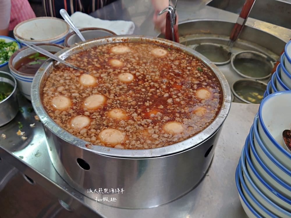 圓環意麵︱南投市中心圓環不可錯過的在地美食，南投意麵與肉湯的絕佳組合很可以! 在地鐵粉很支持，每到用餐時間總是人潮滿滿啊!! 內用找座位，外帶請排隊～早上6點開始營業!