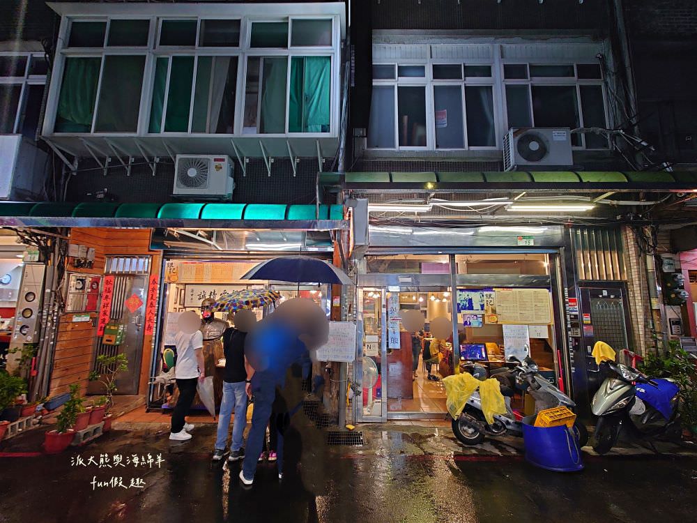 銀記手擀刀切牛肉麵︱臺北市中正區光華商圈的道地眷村味，用餐時間人潮大爆滿，各種餐點美味CP值高，想品嚐最正宗眷村料理風情，就來銀記手擀刀切牛肉麵，感受與蔣公同框，一起走進美食時光隧道，緬懷過去、品味當下!!!鄰近華山1914文化創意產業園區～