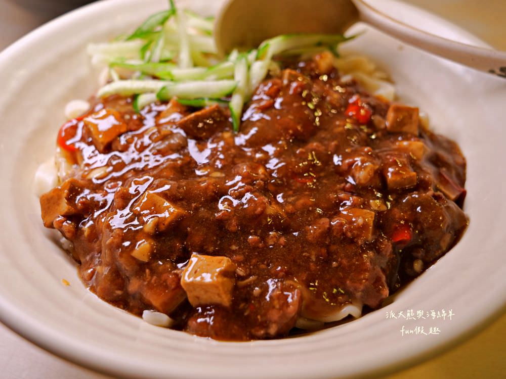 銀記手擀刀切牛肉麵︱臺北市中正區光華商圈的道地眷村味，用餐時間人潮大爆滿，各種餐點美味CP值高，想品嚐最正宗眷村料理風情，就來銀記手擀刀切牛肉麵，感受與蔣公同框，一起走進美食時光隧道，緬懷過去、品味當下!!!鄰近華山1914文化創意產業園區～