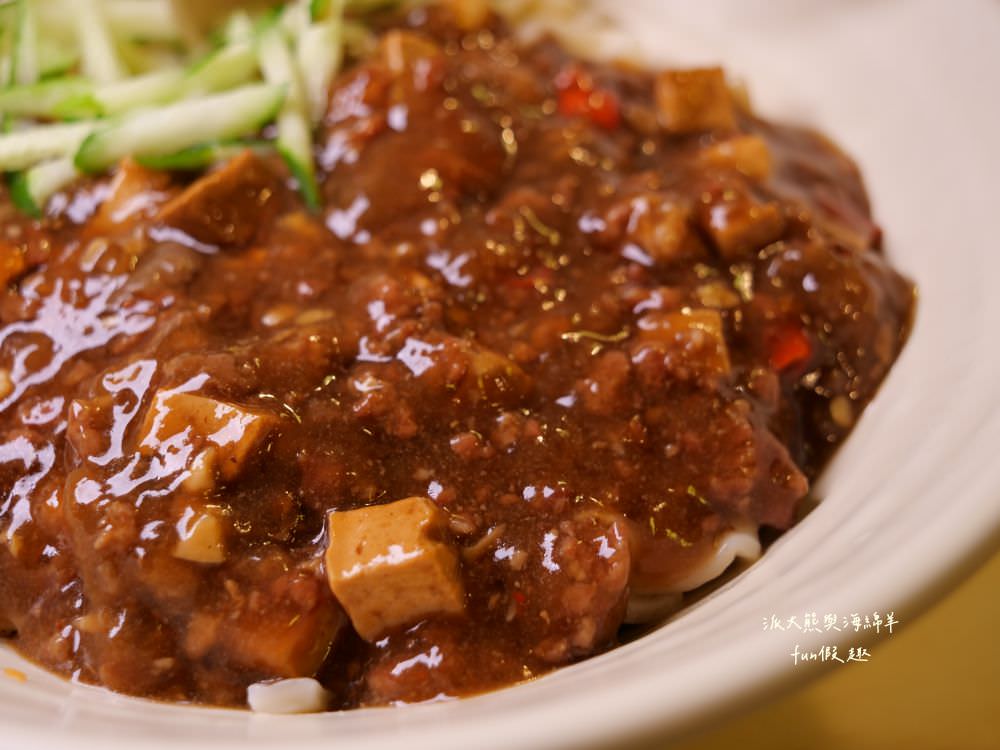 銀記手擀刀切牛肉麵︱臺北市中正區光華商圈的道地眷村味，用餐時間人潮大爆滿，各種餐點美味CP值高，想品嚐最正宗眷村料理風情，就來銀記手擀刀切牛肉麵，感受與蔣公同框，一起走進美食時光隧道，緬懷過去、品味當下!!!鄰近華山1914文化創意產業園區～