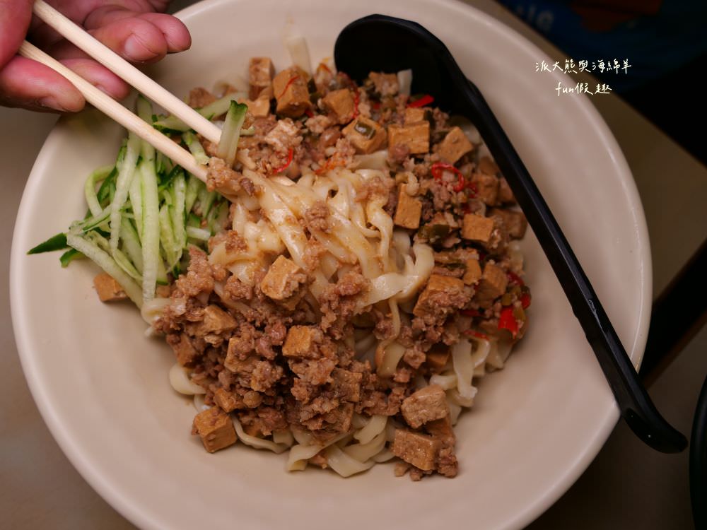 銀記手擀刀切牛肉麵︱臺北市中正區光華商圈的道地眷村味，用餐時間人潮大爆滿，各種餐點美味CP值高，想品嚐最正宗眷村料理風情，就來銀記手擀刀切牛肉麵，感受與蔣公同框，一起走進美食時光隧道，緬懷過去、品味當下!!!鄰近華山1914文化創意產業園區～