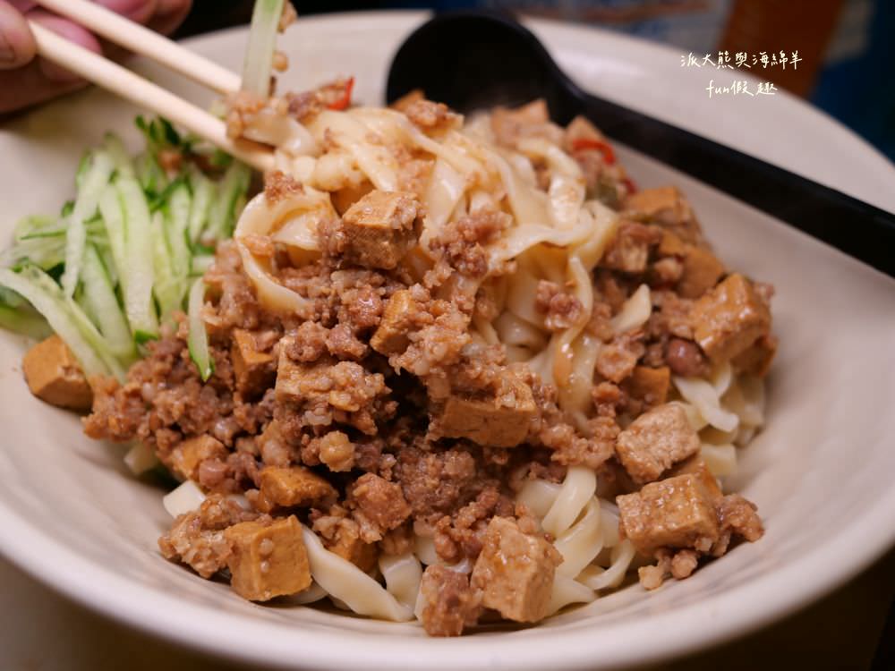 銀記手擀刀切牛肉麵︱臺北市中正區光華商圈的道地眷村味，用餐時間人潮大爆滿，各種餐點美味CP值高，想品嚐最正宗眷村料理風情，就來銀記手擀刀切牛肉麵，感受與蔣公同框，一起走進美食時光隧道，緬懷過去、品味當下!!!鄰近華山1914文化創意產業園區～