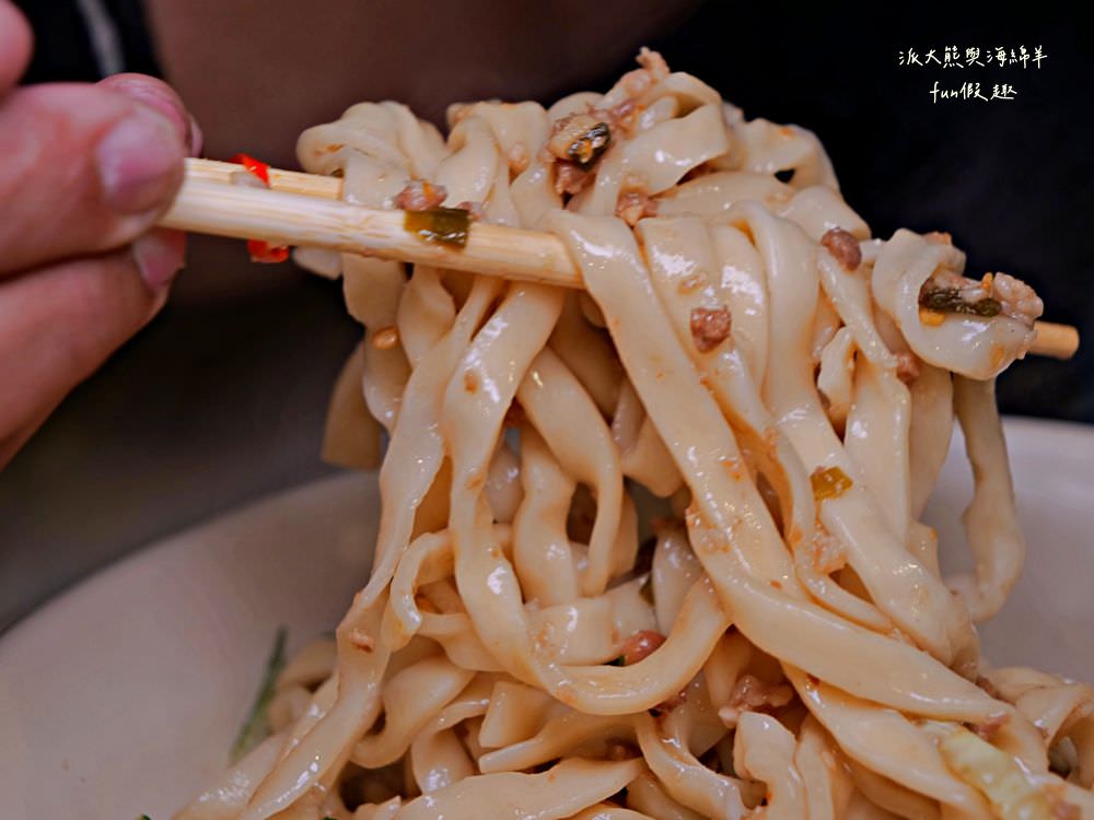 銀記手擀刀切牛肉麵︱臺北市中正區光華商圈的道地眷村味，用餐時間人潮大爆滿，各種餐點美味CP值高，想品嚐最正宗眷村料理風情，就來銀記手擀刀切牛肉麵，感受與蔣公同框，一起走進美食時光隧道，緬懷過去、品味當下!!!鄰近華山1914文化創意產業園區～