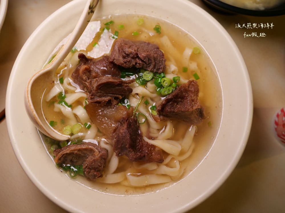 銀記手擀刀切牛肉麵︱臺北市中正區光華商圈的道地眷村味，用餐時間人潮大爆滿，各種餐點美味CP值高，想品嚐最正宗眷村料理風情，就來銀記手擀刀切牛肉麵，感受與蔣公同框，一起走進美食時光隧道，緬懷過去、品味當下!!!鄰近華山1914文化創意產業園區～