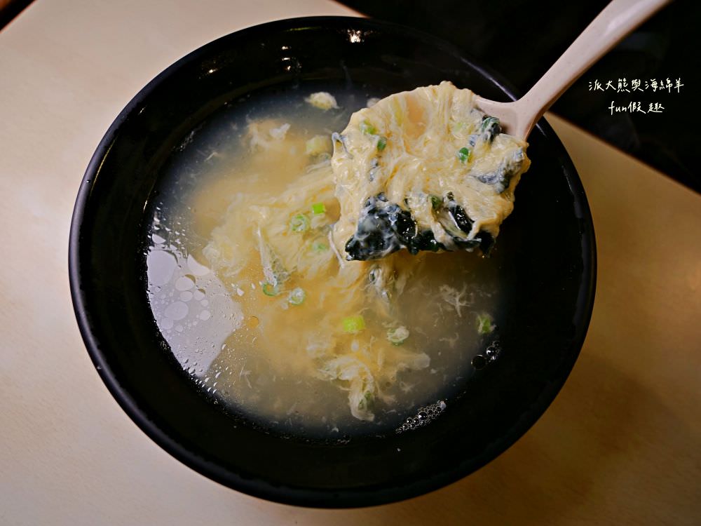 銀記手擀刀切牛肉麵︱臺北市中正區光華商圈的道地眷村味，用餐時間人潮大爆滿，各種餐點美味CP值高，想品嚐最正宗眷村料理風情，就來銀記手擀刀切牛肉麵，感受與蔣公同框，一起走進美食時光隧道，緬懷過去、品味當下!!!鄰近華山1914文化創意產業園區～