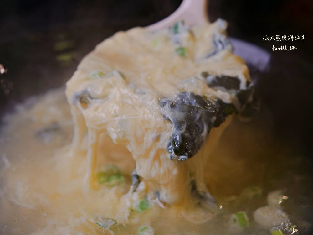 銀記手擀刀切牛肉麵︱臺北市中正區光華商圈的道地眷村味，用餐時間人潮大爆滿，各種餐點美味CP值高，想品嚐最正宗眷村料理風情，就來銀記手擀刀切牛肉麵，感受與蔣公同框，一起走進美食時光隧道，緬懷過去、品味當下!!!鄰近華山1914文化創意產業園區～