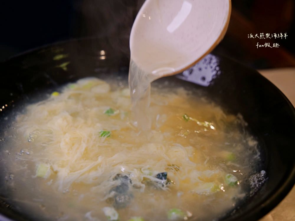 銀記手擀刀切牛肉麵︱臺北市中正區光華商圈的道地眷村味，用餐時間人潮大爆滿，各種餐點美味CP值高，想品嚐最正宗眷村料理風情，就來銀記手擀刀切牛肉麵，感受與蔣公同框，一起走進美食時光隧道，緬懷過去、品味當下!!!鄰近華山1914文化創意產業園區～