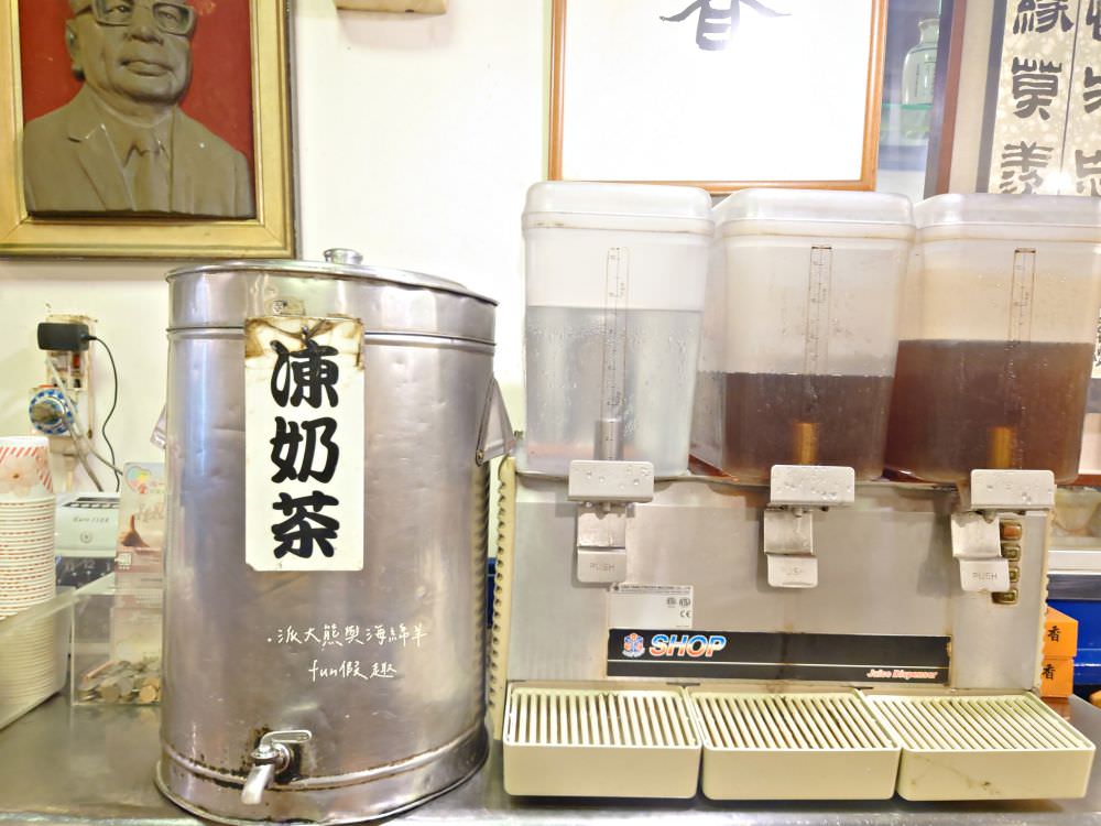 銀記手擀刀切牛肉麵︱臺北市中正區光華商圈的道地眷村味，用餐時間人潮大爆滿，各種餐點美味CP值高，想品嚐最正宗眷村料理風情，就來銀記手擀刀切牛肉麵，感受與蔣公同框，一起走進美食時光隧道，緬懷過去、品味當下!!!鄰近華山1914文化創意產業園區～