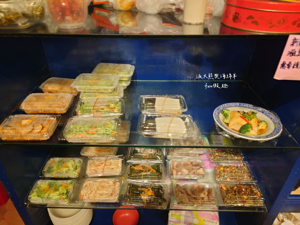 銀記手擀刀切牛肉麵︱臺北市中正區光華商圈的道地眷村味，用餐時間人潮大爆滿，各種餐點美味CP值高，想品嚐最正宗眷村料理風情，就來銀記手擀刀切牛肉麵，感受與蔣公同框，一起走進美食時光隧道，緬懷過去、品味當下!!!鄰近華山1914文化創意產業園區～
