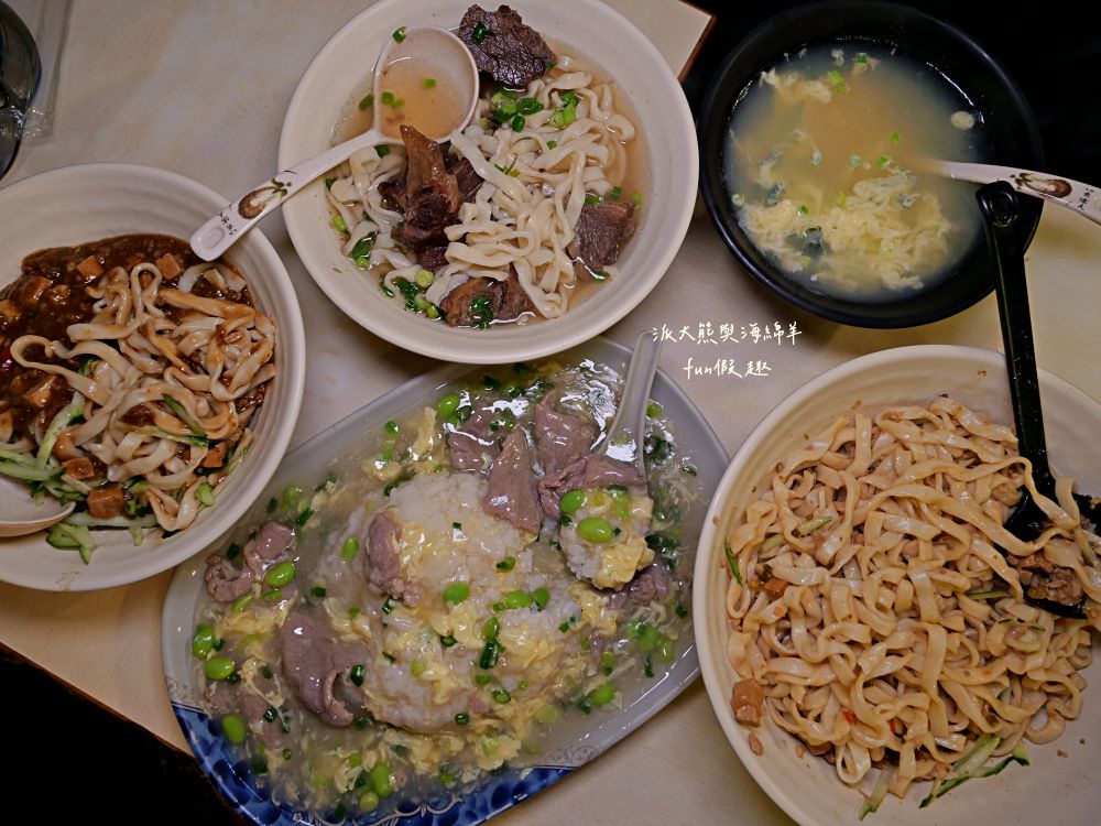 銀記手擀刀切牛肉麵︱臺北市中正區光華商圈的道地眷村味，用餐時間人潮大爆滿，各種餐點美味CP值高，想品嚐最正宗眷村料理風情，就來銀記手擀刀切牛肉麵，感受與蔣公同框，一起走進美食時光隧道，緬懷過去、品味當下!!!鄰近華山1914文化創意產業園區～