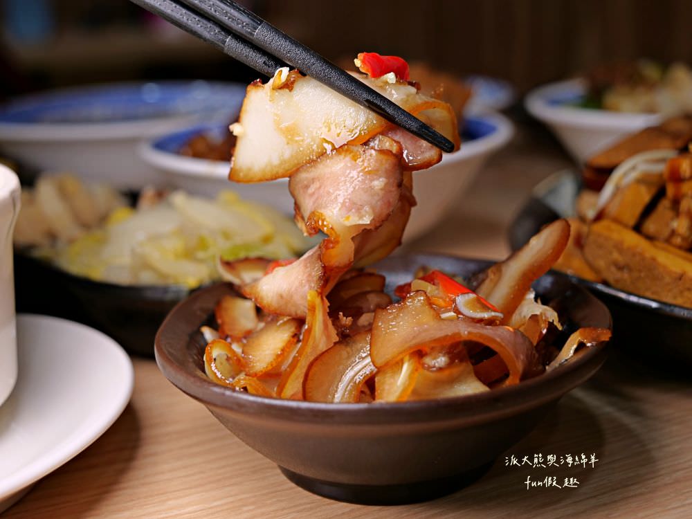 林記飯館-草屯店︱草屯明賢街平價古早味小吃，老闆精心調配國民美食滷肉飯，肥瘦口味任君挑選，搭配暖胃飄香燉盅湯品及精緻滷味小菜，構築簡單樸實在地好滋味～@合作體驗