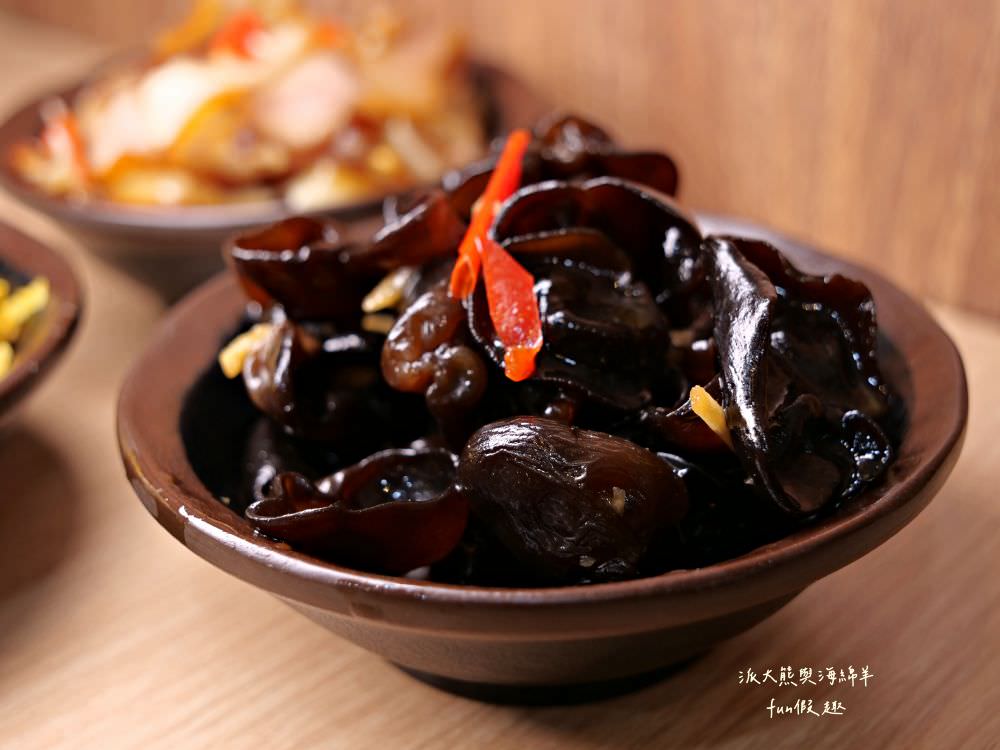 林記飯館-草屯店︱草屯明賢街平價古早味小吃，老闆精心調配國民美食滷肉飯，肥瘦口味任君挑選，搭配暖胃飄香燉盅湯品及精緻滷味小菜，構築簡單樸實在地好滋味～@合作體驗