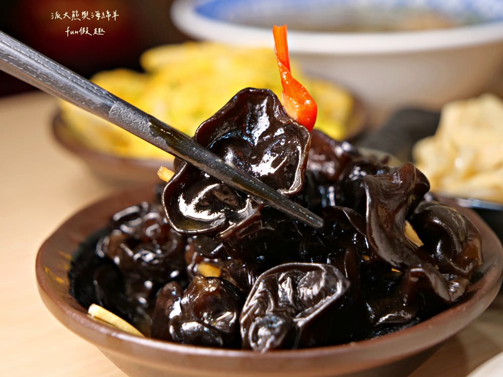 林記飯館-草屯店︱草屯明賢街平價古早味小吃，老闆精心調配國民美食滷肉飯，肥瘦口味任君挑選，搭配暖胃飄香燉盅湯品及精緻滷味小菜，構築簡單樸實在地好滋味～@合作體驗